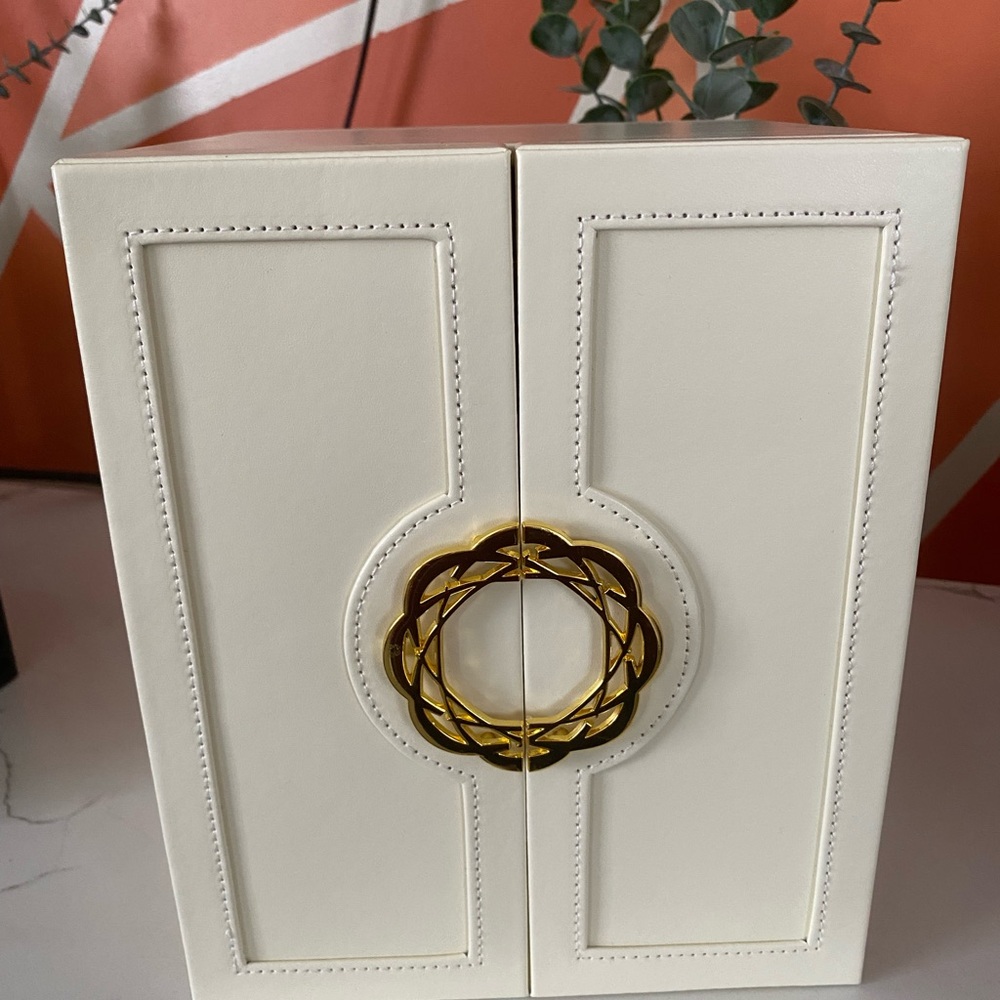 Elegant Cream Jewelry Box with Gold Accent